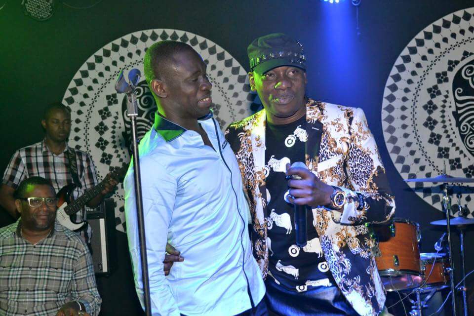 Pape Diouf reçoit sur scène Manel Diop
