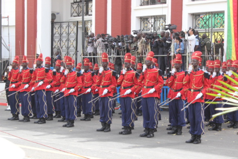 Revivez les images marquantes de la cérémonie de prise d'armes présidée par le Président Macky Sall 