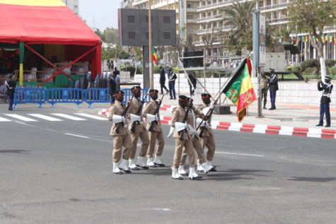 Revivez les images marquantes de la cérémonie de prise d'armes présidée par le Président Macky Sall 