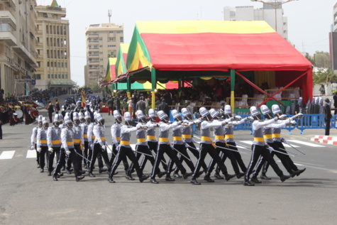 Revivez les images marquantes de la cérémonie de prise d'armes présidée par le Président Macky Sall 