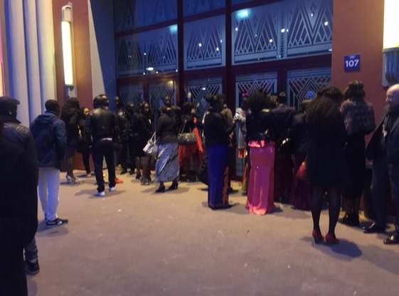 Images – l’ambiance devant le « Dock Pullman »