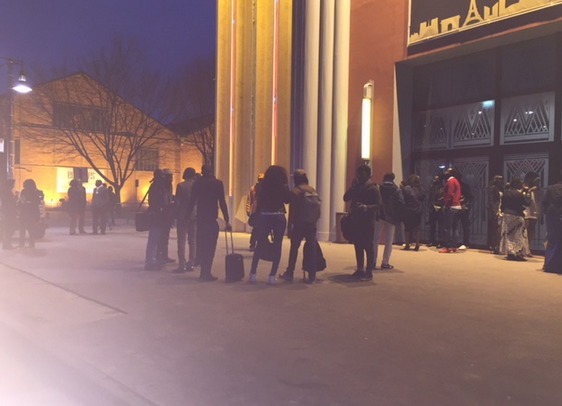 Images – l’ambiance devant le « Dock Pullman »