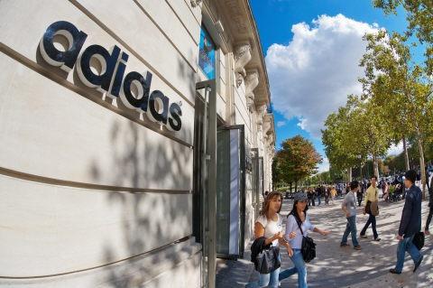 Adidas inondé par des centaines de milliers de commandes après à un bug sur un code promo