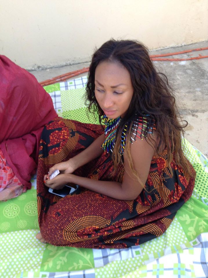 Inna Jawara sans maquillage très ravissante dans sa tenue traditionnelle