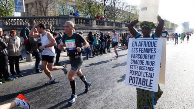 Une Gambienne prend le départ du marathon, pour défendre l'accès à l'eau