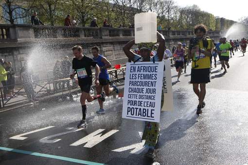Une militante gambienne sur le marathon de Paris