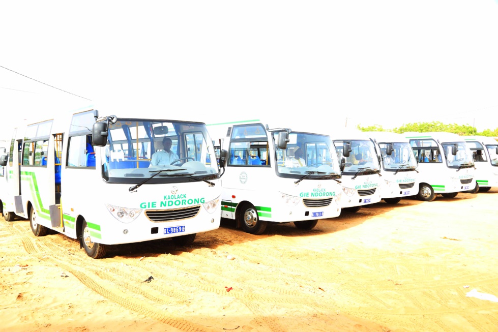 Macky Sall préside la cérémonie de mise en route de 44 minibus TATA pour la commune de Kaolack