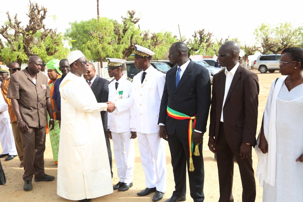Macky Sall préside la cérémonie de mise en route de 44 minibus TATA pour la commune de Kaolack