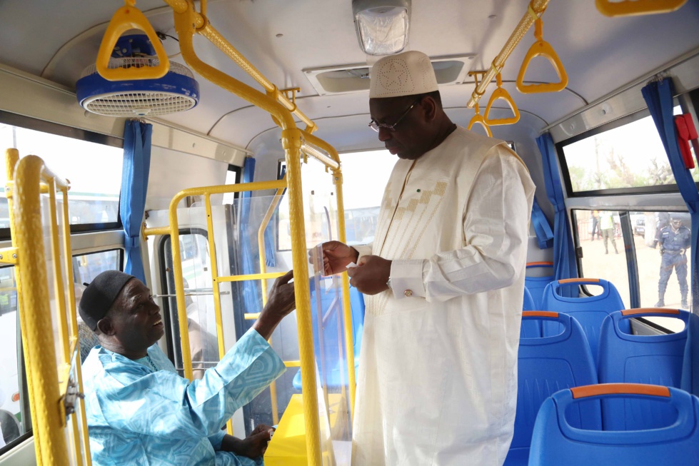 Macky Sall préside la cérémonie de mise en route de 44 minibus TATA pour la commune de Kaolack