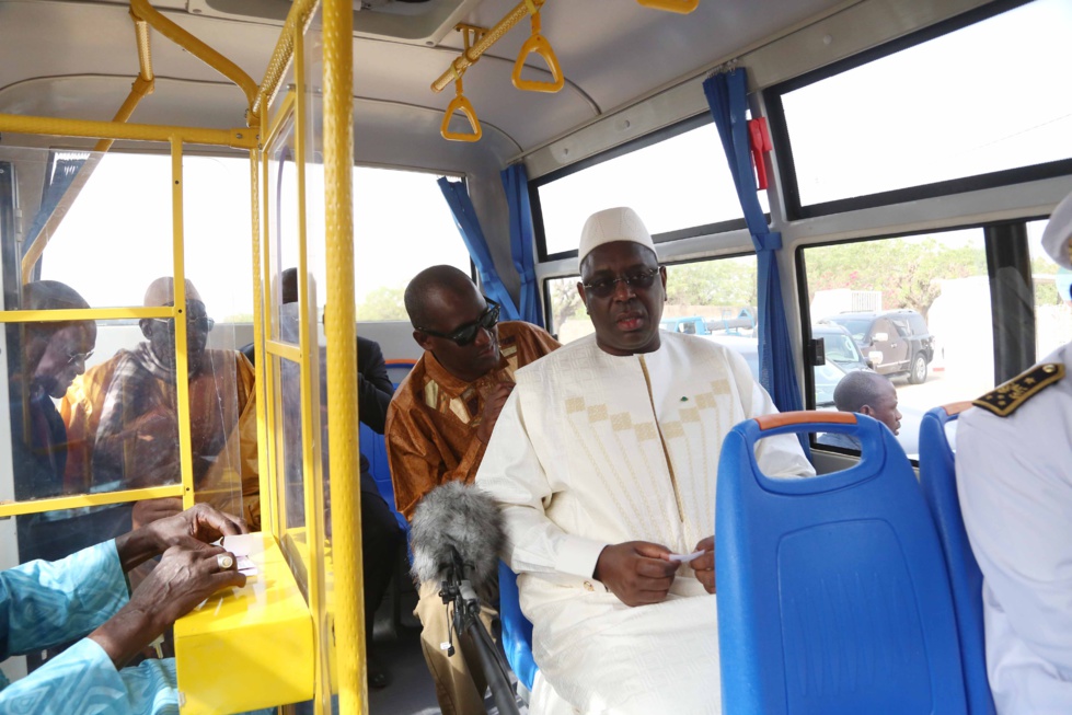 Macky Sall préside la cérémonie de mise en route de 44 minibus TATA pour la commune de Kaolack