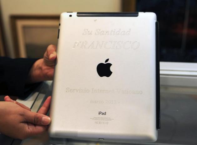 L'ancien iPad du pape vendu 30.500 dollars