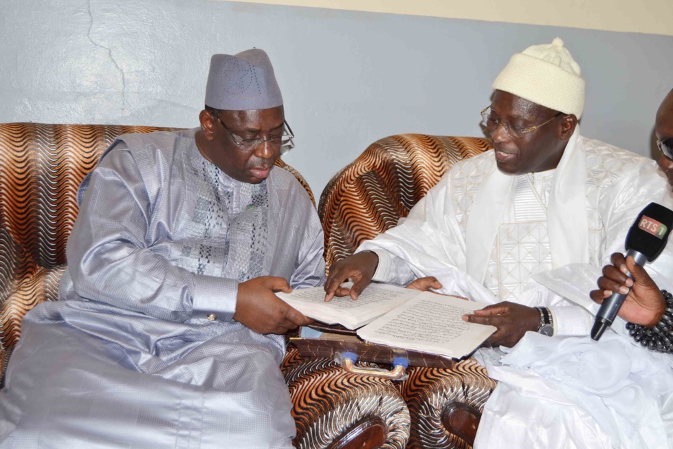 Ndorong Touba (Kaolack) : Serigne Issakha Mbacké ibn Serigne Bassirou Mbacké déroule le tapis rouge à Macky Sall