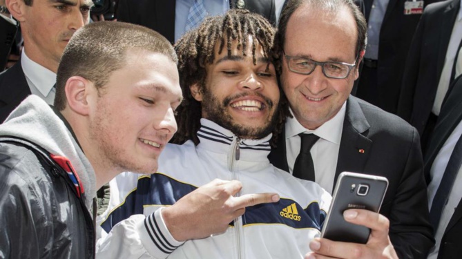 Un homme fait un doigt d'honneur lors d'un selfie avec François Hollande