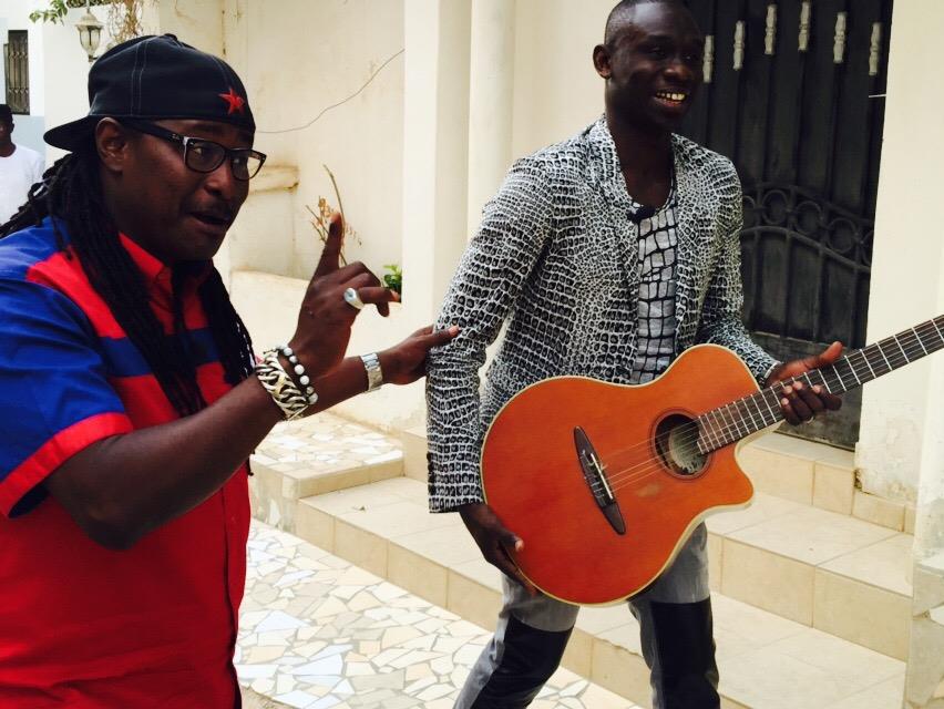 Awadi offre une guitare à Pape Diouf