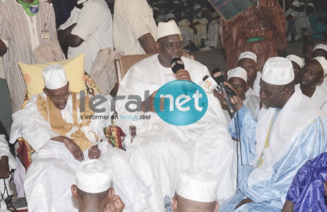 Macky Sall parle en présence de Thierno Amadou Tidiane Bâ et des pélerins