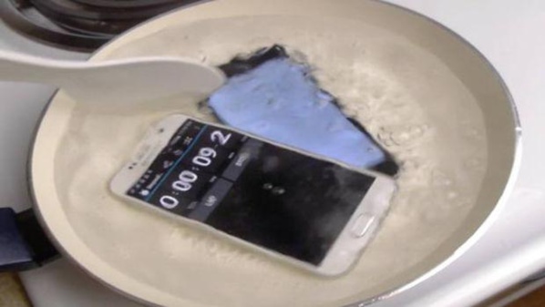 VIDEO - Galaxy S6 vs iPhone 6 : un comparatif des smartphones plongés dans de l'eau bouillante