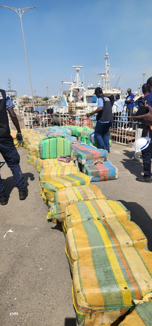 Drogue dure: La Marine sénégalaise intercepte un bateau avec 3 tonnes de cocaïne estimées à ...125 milliards FCfa Drogue dure: La Marine sénégalaise intercepte un bateau avec 3 tonnes de cocaïne estimées à ...125 milliards FCfa