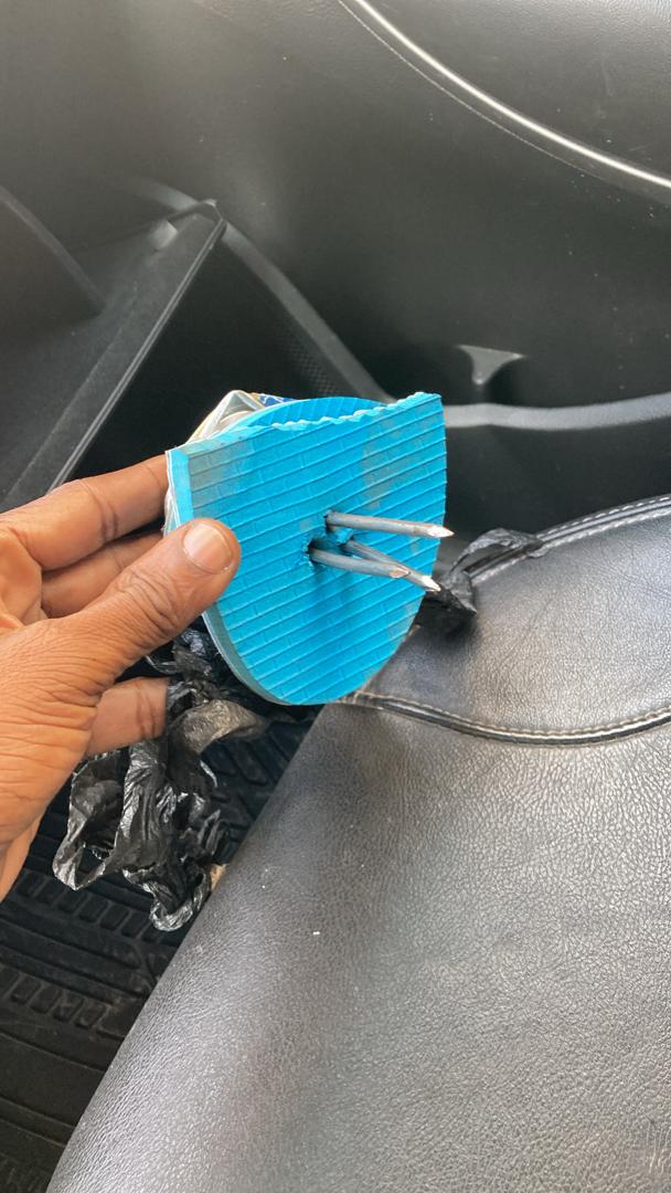 Alerte/ Jet de clous sur les roues des automobiles: Un automobiliste, victime des malfaiteurs, raconte le film de son argent volé... Alerte/ Jet de clous sur les roues des automobiles: Un automobiliste, victime des malfaiteurs, raconte le film de son argent volé...