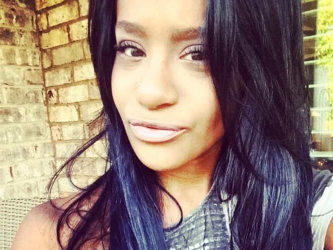 Bobbi Kristina réveillée mais loin d’être sortie d’affaire : "Ses dommages cérébraux sont irréversibles" 