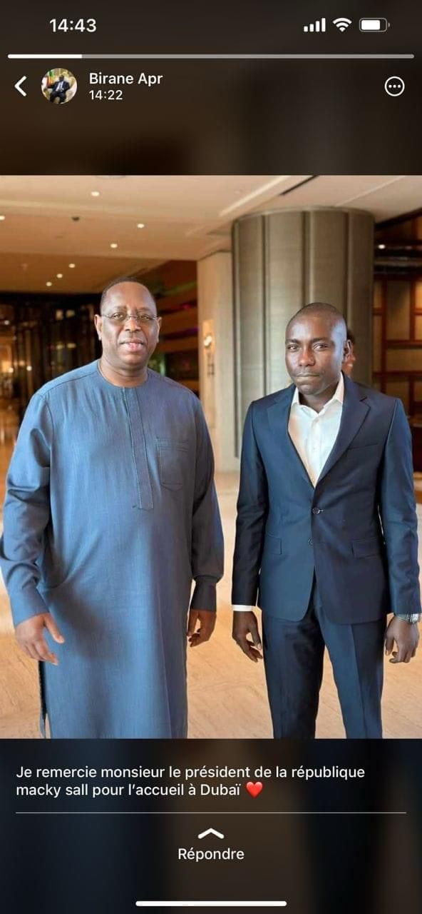 Rencontre inattendue : Awash Kitty et des jeunes de l'APR photographiés avec Macky Sall dans le hall d'un hôte Rencontre inattendue : Awash Kitty et des jeunes de l'APR photographiés avec Macky Sall dans le hall d'un hôte