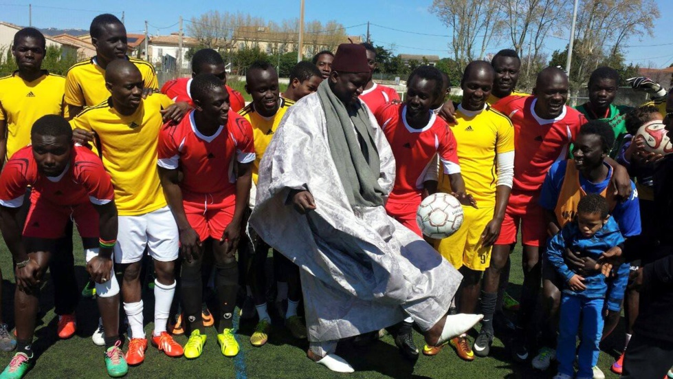 (Photo) Tamsir Faye, Consul général du Sénégal à Marseille, jongle un ballon en... babouches et chéchia, s'il vous plaît !