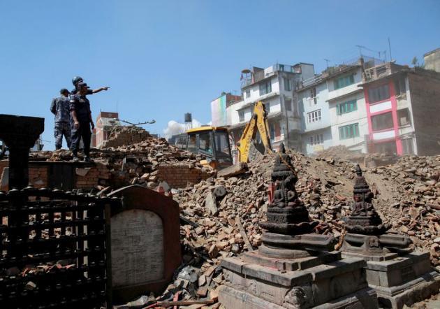 Le séisme au Népal a fait plus de 3.700 morts, exode à Katmandou