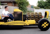 On lui donne 20.000$, il construit une voiture LEGO (qui ne pollue pas en plus)