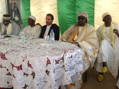 de gauche à droite, le Grand Serigne de Dakar, Abdoulaye Makhtar Diop, son Excellence l'Ambassadeur Hassan Alibashi Bakhshi, Serigne Abdou Aziz Sy al Hamid et Alioune Badar Bèye