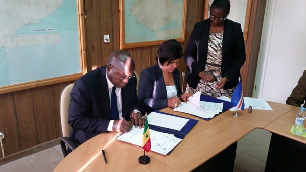 En visite au Cap-Vert, le Ministre Oumar Guèye et son homologue signent deux accords  dans le secteur de la pêche et des affaires maritimes.