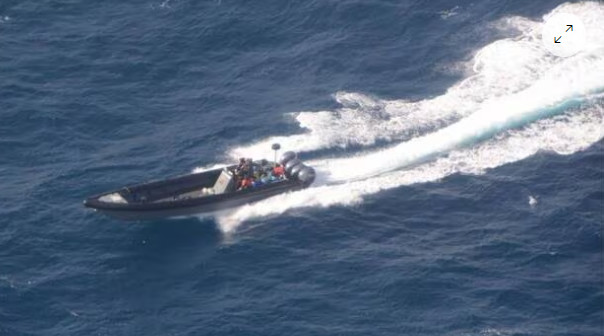La Marine interpelle 5 trafiquants de drogue et repêche 690 kg de cocaïne