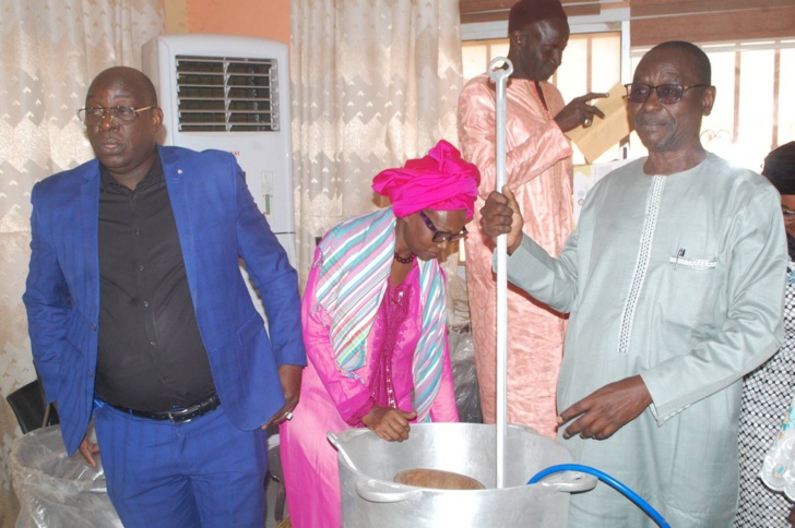 Bambilor / Cantine scolaire : Ndiagne Diop, le maire, octroie 7 millions FCfa à la cuisine centrale, pour la restauration de 1000 élèves Bambilor / Cantine scolaire : Ndiagne Diop, le maire, octroie 7 millions FCfa à la cuisine centrale, pour la restauration de 1000 élèves