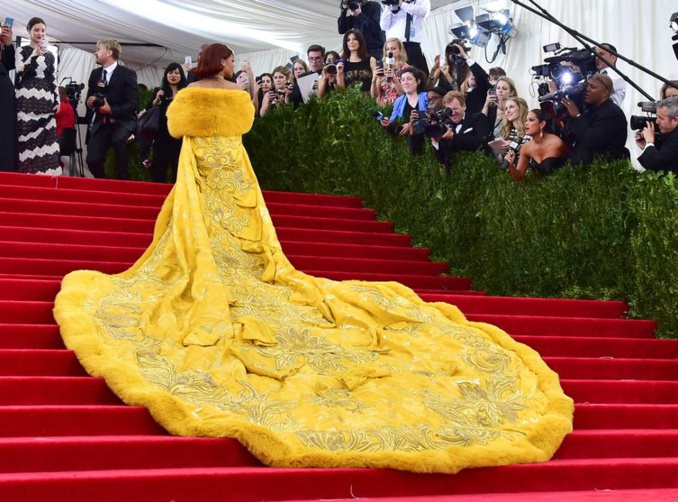 Rihanna devient la risée du web avec sa « robe-omelette » du Met Ball