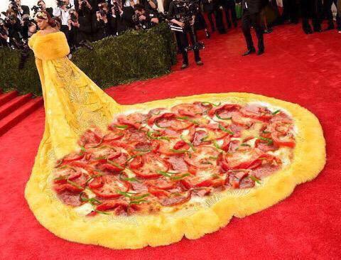 Rihanna devient la risée du web avec sa « robe-omelette » du Met Ball
