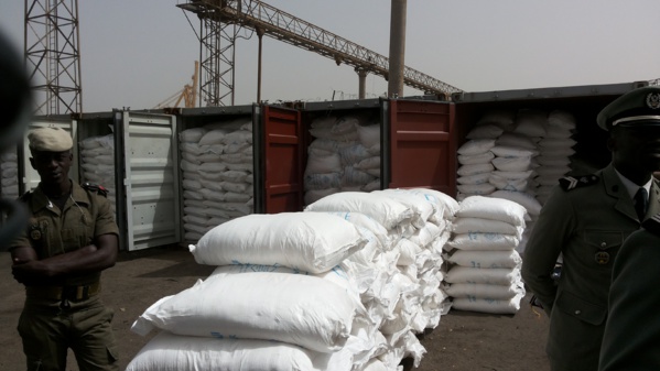 Pour rappel, il y a plus de 3 semaines, il a été également effectué par le même Bureau des Douanes une saisie de 10 conteneurs de 27 tonnes de sucre soit 270 tonnes de sucre cristallisé.