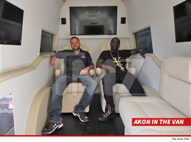 Photos: Akon achète une Mercedes blindée pour un Président africain (Macky)