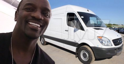 Photos: Akon achète une Mercedes blindée pour un Président africain (Macky)