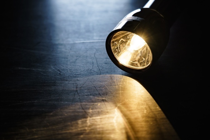 Des lampes torches pour assister les femmes à l’accouchement : C’est à Kheindé, un village enclavé et sans électricité