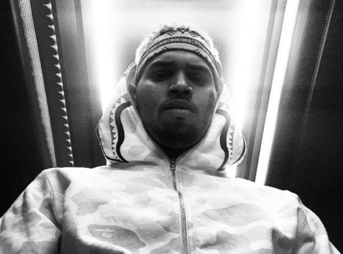 Chris Brown tombe sur une déséqui­li­brée en rentrant chez lui