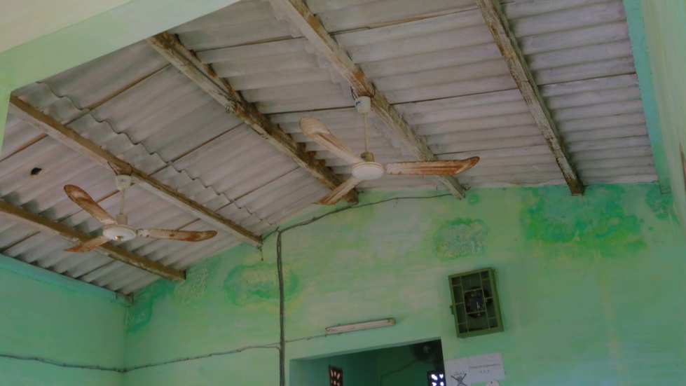 Marième Faye Sall  réhabilite la mosquée du quartier Santhiaba de Keur Massar ( Photo avant et après )