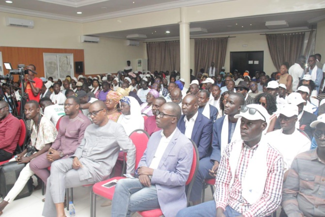 Préservation de la paix: Des jeunes portent sur les fonts baptismaux, un mouvement pour la paix Préservation de la paix: Des jeunes portent sur les fonts baptismaux, un mouvement pour la paix