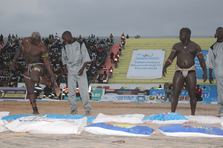 Suivez le grand combat entre Gouy Gui - Zoss sur www.leral.net