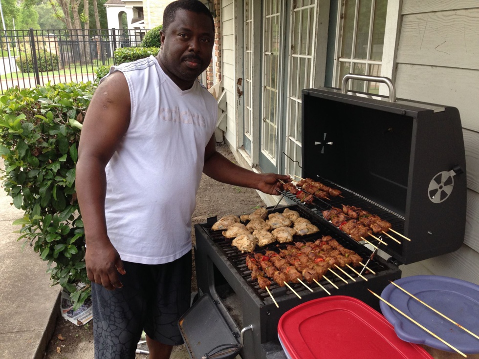 Le talentueux Animateur de Radio Keur Gou Makk Amath Diouf fait un barbecue pour la famille