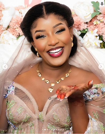 Admirez les magnifiques images du mariage de l’animatrice Awa Gaï (Photos) Admirez les magnifiques images du mariage de l’animatrice Awa Gaï (Photos)