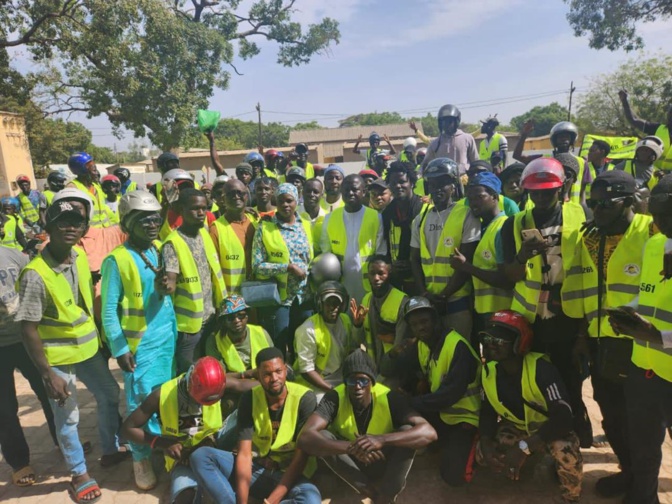 Sécurité routière à Mbour: Le maire Cheikh Issa Sall octroie des casques et gilets aux conducteurs de Jakarta de sa Commune