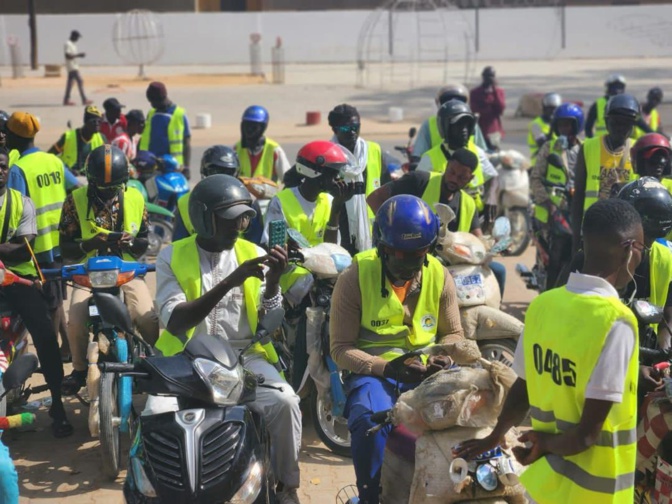Sécurité routière à Mbour: Le maire Cheikh Issa Sall octroie des casques et gilets aux conducteurs de Jakarta de sa Commune