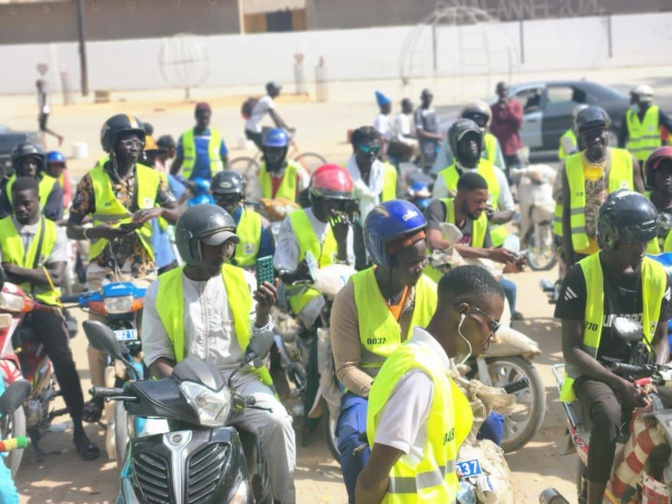 Sécurité routière à Mbour: Le maire Cheikh Issa Sall octroie des casques et gilets aux conducteurs de Jakarta de sa Commune
