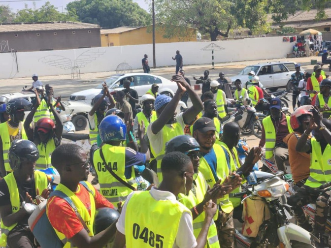 Sécurité routière à Mbour: Le maire Cheikh Issa Sall octroie des casques et gilets aux conducteurs de Jakarta de sa Commune