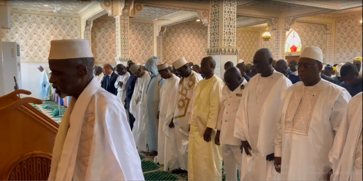 Photos+videos: Macky Sall dans l'effervescence de la Grande mosquée de Lodo Saint-Louis après la prière de ce vendredi Photos+videos: Macky Sall dans l'effervescence de la Grande mosquée de Lodo Saint-Louis après la prière de ce vendredi