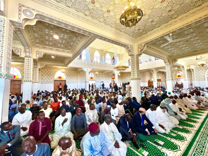 Photos+videos: Macky Sall dans l'effervescence de la Grande mosquée de Lodo Saint-Louis après la prière de ce vendredi Photos+videos: Macky Sall dans l'effervescence de la Grande mosquée de Lodo Saint-Louis après la prière de ce vendredi