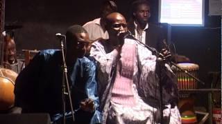 Oumar Bassoum (à droite) en concert